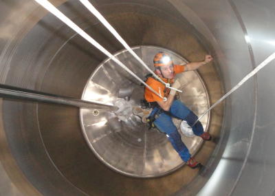 Reinigung Silo mit Absturzsicherung, Arbeit in engen Räumen