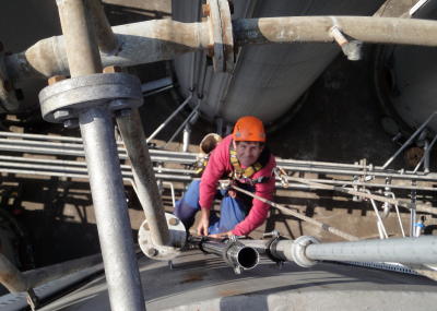 Elektroinstallation in Tanklager, Arbeit am hängenden Seil