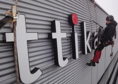 Leuchtwerbung montieren, Arbeit am hängenden Seil