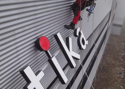 Leuchtwerbung demontieren für Revision und anschliessene Wiedermontage