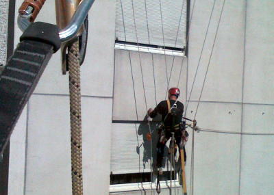 Blitzschutz Montage am Seil, Blitzableiter an 55m-Hochhaus am hängenden Seil