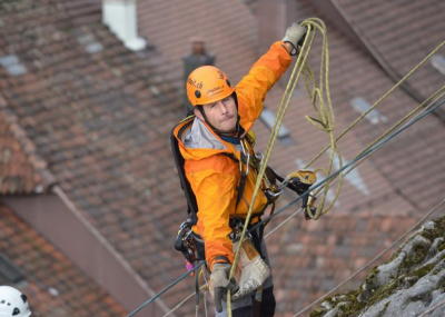 Sträucher schneiden und Moos entfernen am Kirchenfels Aarburg