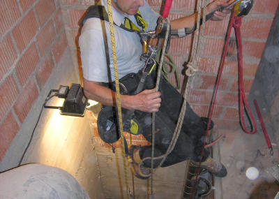 Montage am Seil, Abluftrohre in einem engen Schacht, Seilarbeit