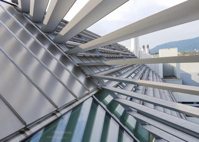 Kontrolle und Verstärkung von Beschattungslamellen auf Geschäftshaus