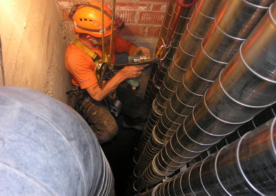 Montage am Seil, Abluftrohre in einem engen Schacht, Seilarbeit