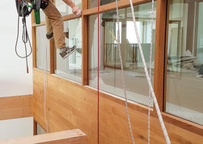 Reinigung von zwei Lichthöfen in einem Schulhaus