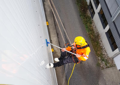 Fassadenreinigung an einem Lagerhaus