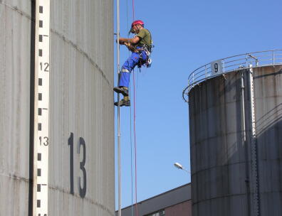 Elektroinstallation in Tanklager, Arbeit am Seil, Höhenarbeit
