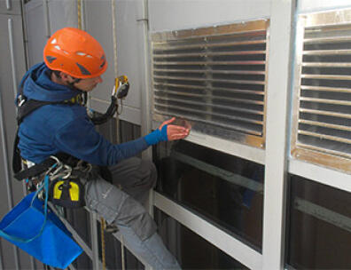 Montagearbeit am Seil, Lüftungsgitter montieren