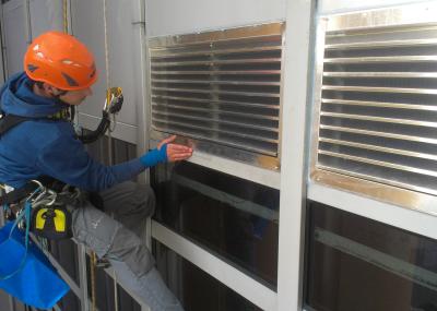 Montage eines Lüftungsgitters mit Seilzugagnstechnik SZT, Arbeit am hängenden Seil